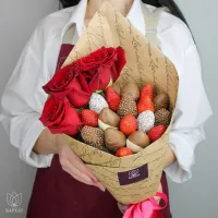 Букет Клубничный S с 3 розами