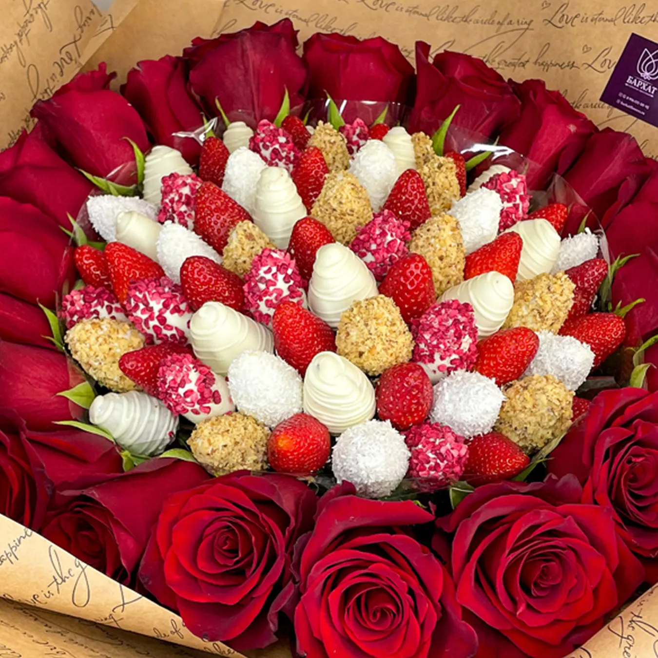 Клубнично-цветочные букеты