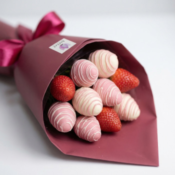 Букет Клубничный букет в бордовой упаковке