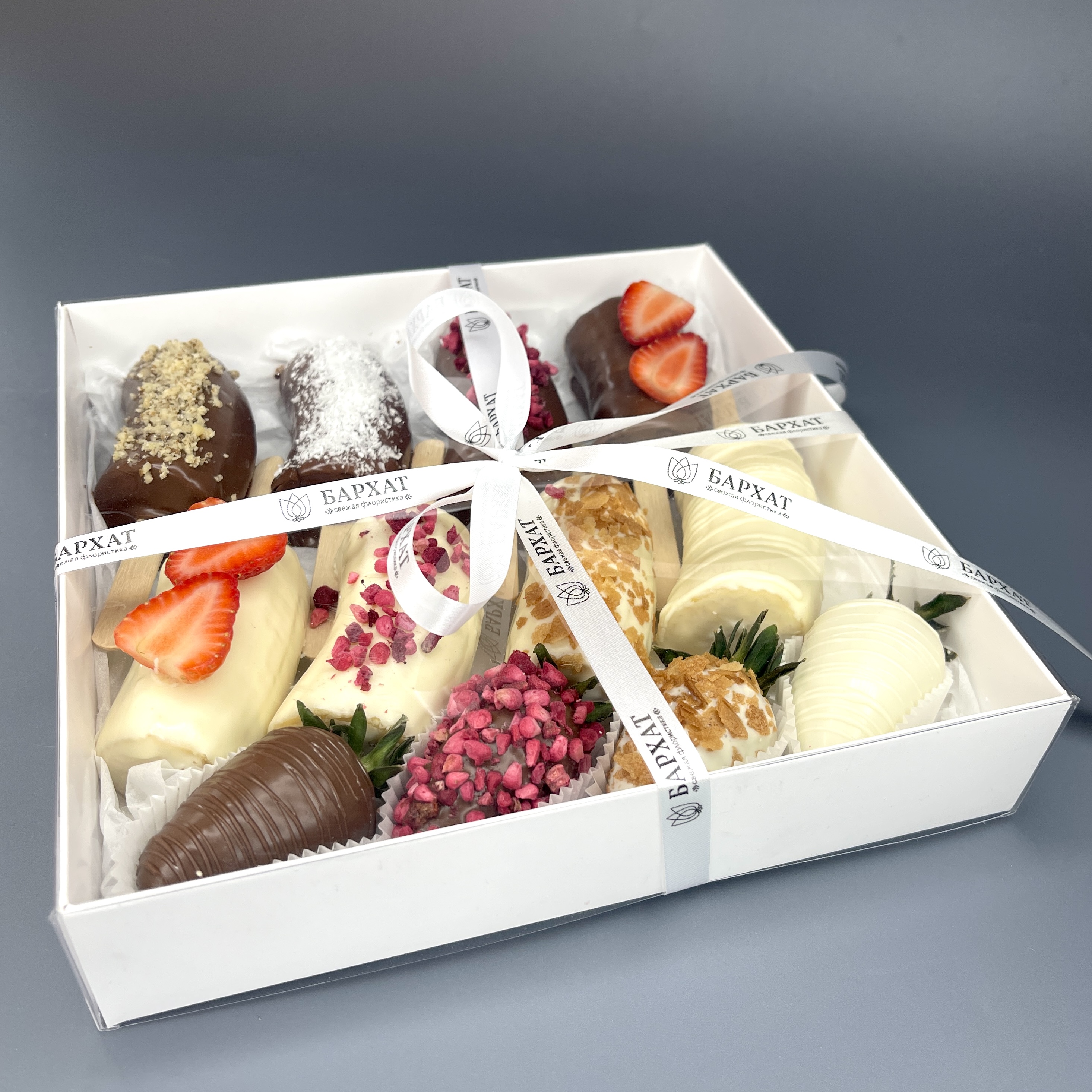 Букет Комбо-набор клубника, бананы и цветы "Искренний вкус"