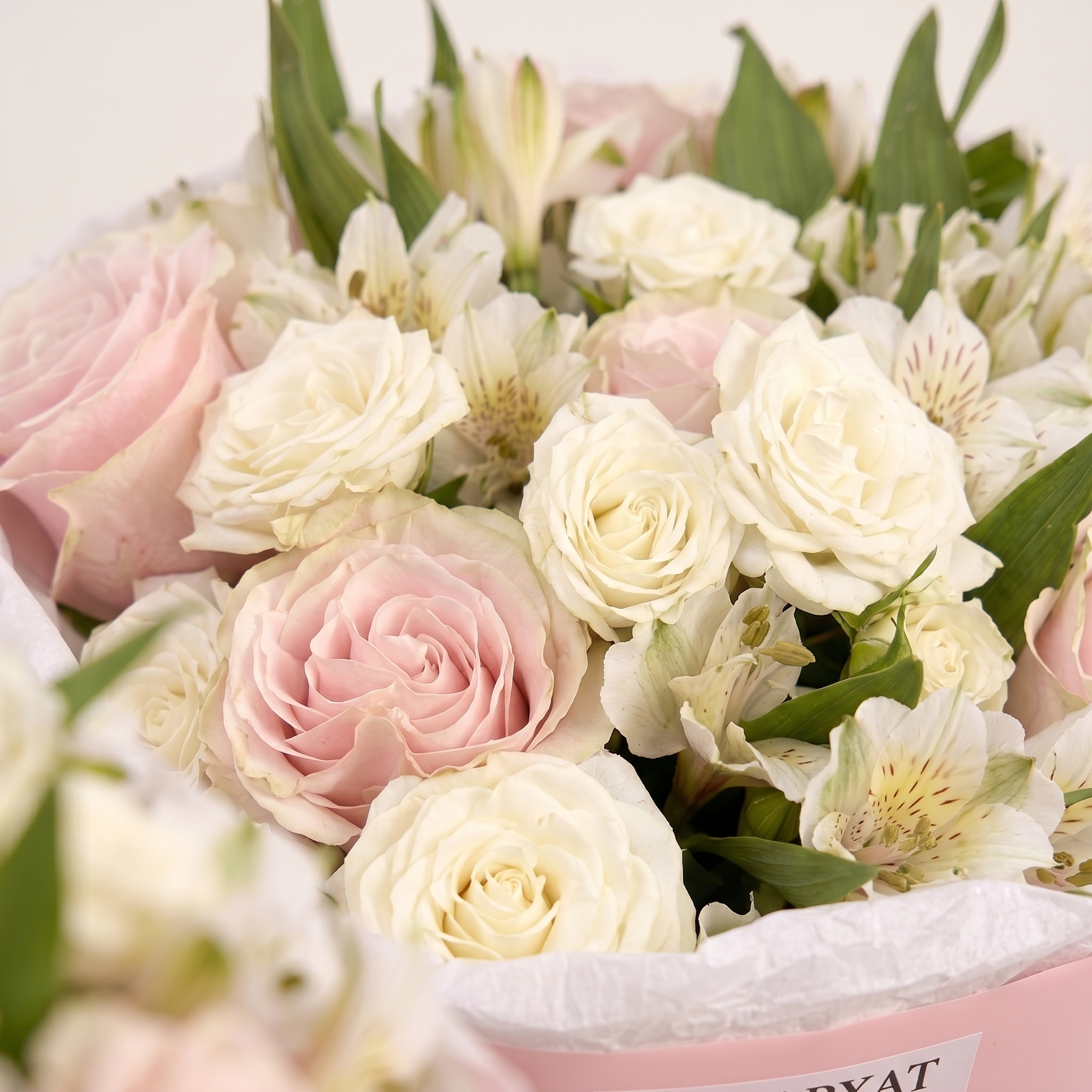 Букет Розовый букет с розами и альстромерией