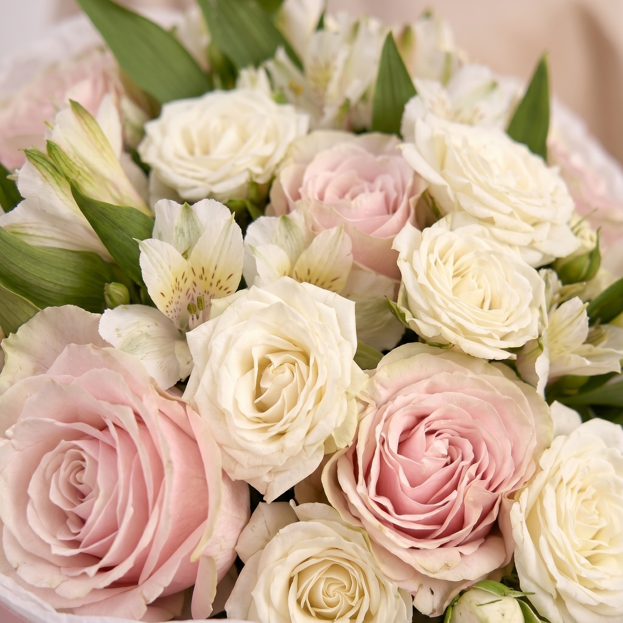 Букет Розовый букет с розами и альстромерией