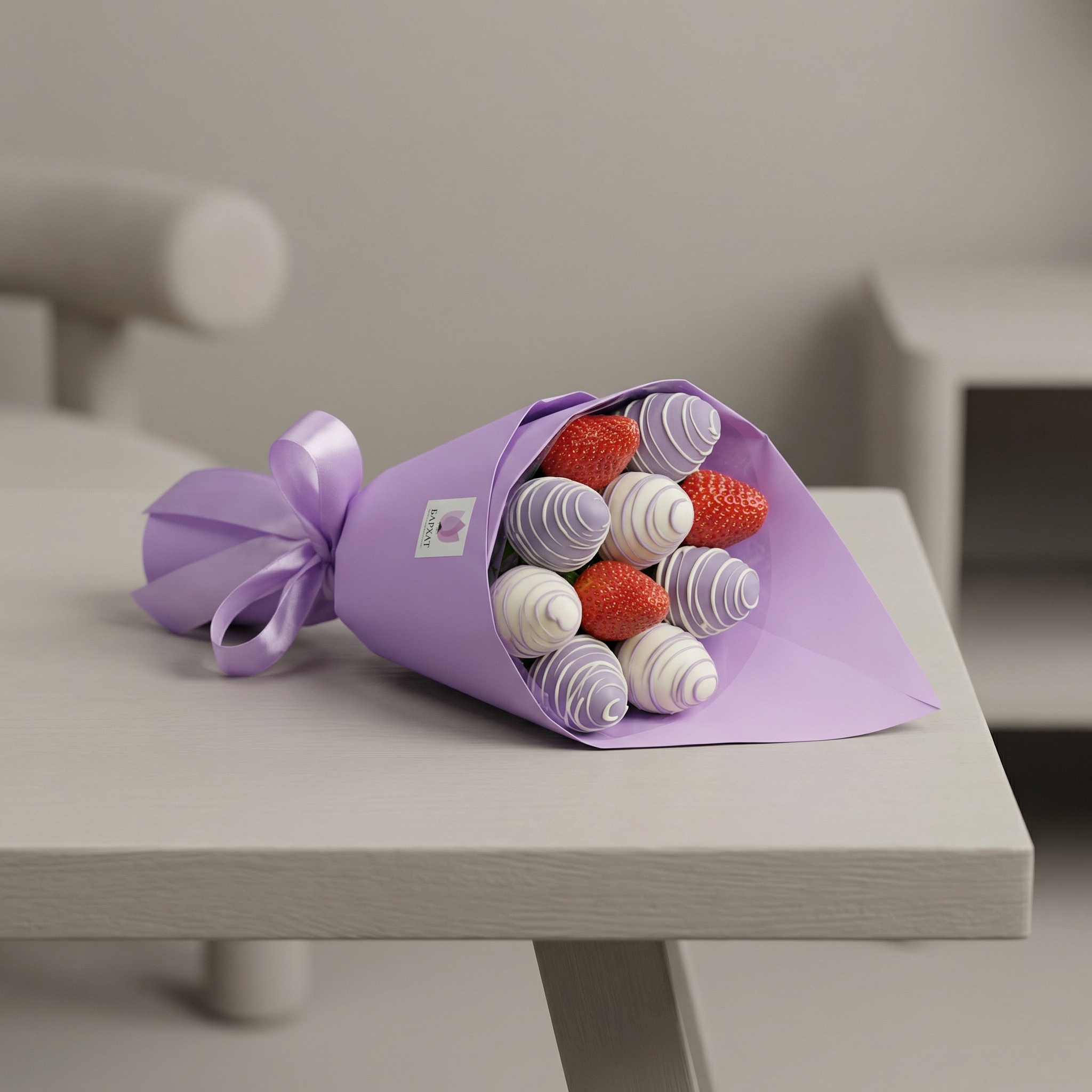 Букет Клубничный букет в сиреневой упаковке