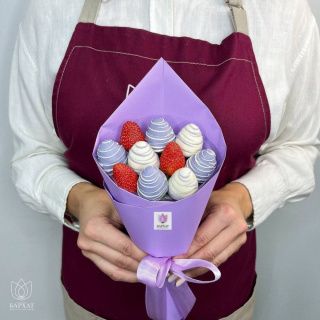 Акция! Клубничный букет в сиреневой упаковке